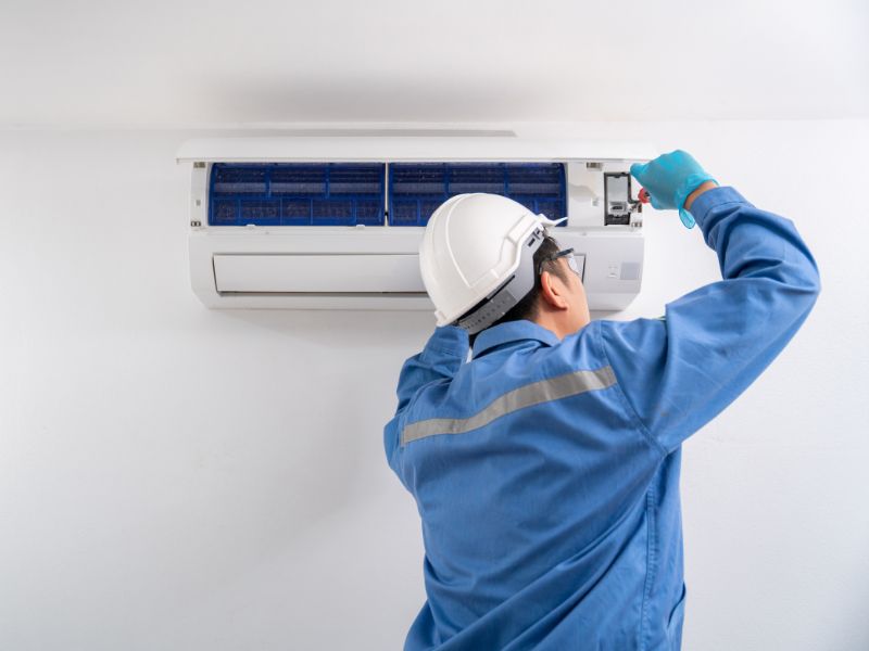 Unidad de aire acondicionado instalada en pared de salón