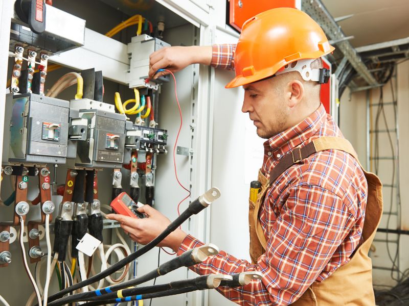 Técnico realizando instalación eléctrica en cuadro de distribución