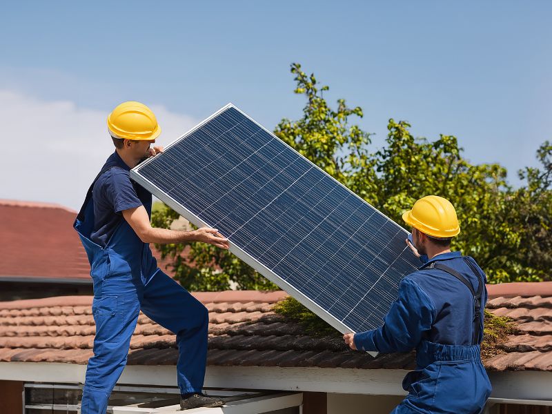 Paneles solares instalados en tejado de vivienda unifamiliar