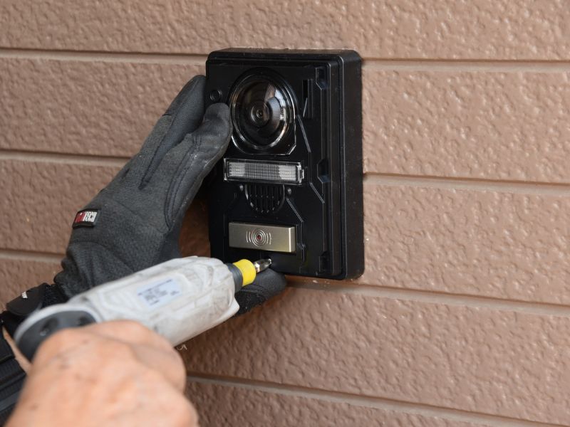 Videoportero digital instalado en entrada de vivienda